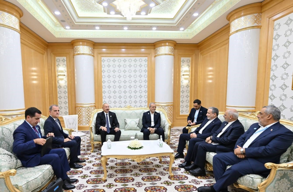 Azerbaycan Cumhurbaşkanı Aliyev, İran Cumhurbaşkanı Pezeşkiyan’la bir araya geldi