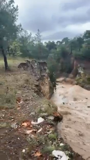 Derede heyelan anı kameraya yansıdı