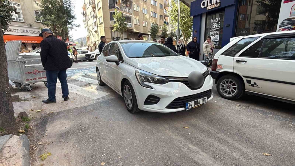 Otomobilin kendisi için ayrılan yolda ilerleyen bisikletliye çarpma anı kamerada