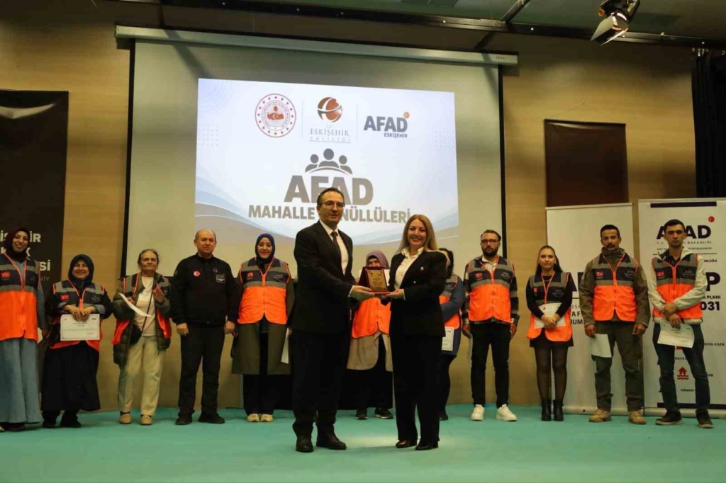 Eskişehir’de Mahalle AFAD Gönüllüleri ve arama kurtarma ekiplerine belgeleri takdim edildi