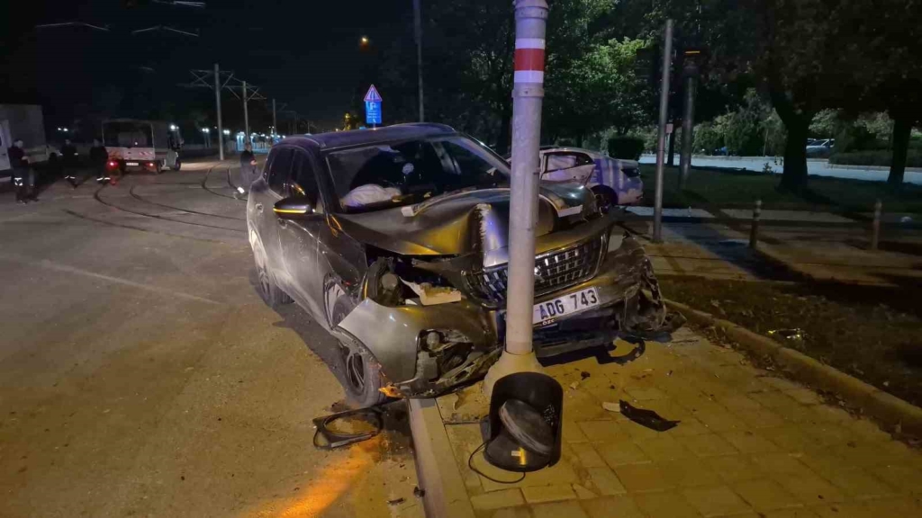 Eskişehir’de iki araç kavşakta çarpıştı: 3 yaralı
