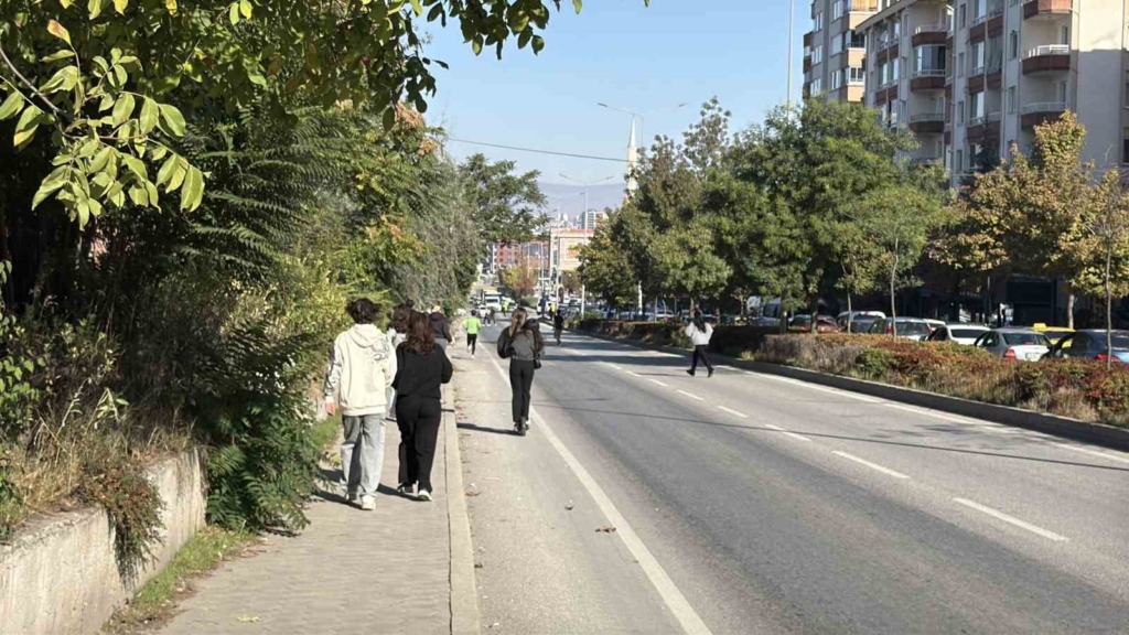 Eskişehir’de trafik durdu, adaylar sınava koşarak yetişmeye çalıştı