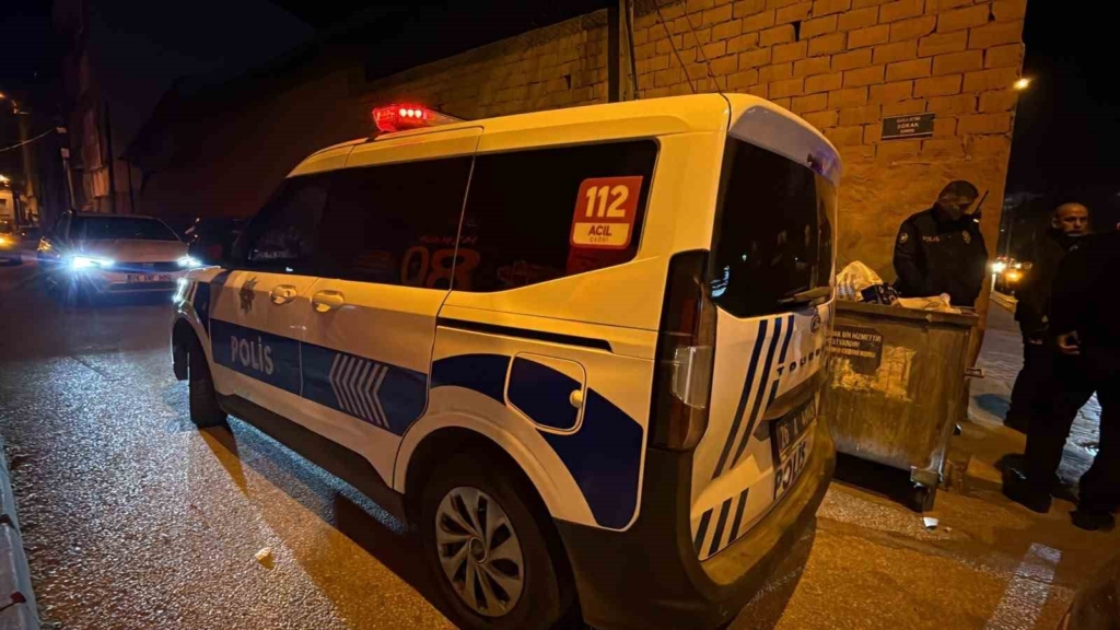 ’Dur’ ihtarına uymayıp polisin üzerine araç süren alkollü sürücü park halindeki araca çarptı