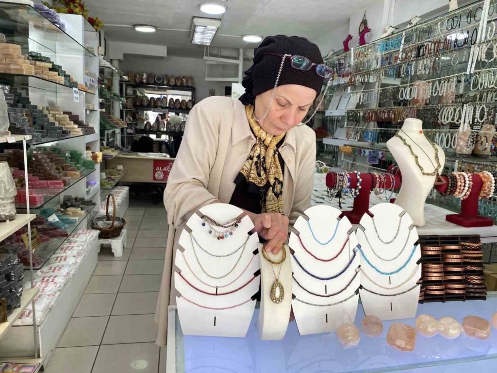 Doğal taşlardan yapılan takılar ilgi görüyor