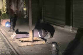 Sokak ortasında iki kez bayılan alkollü şahıs paniğe sebep oldu